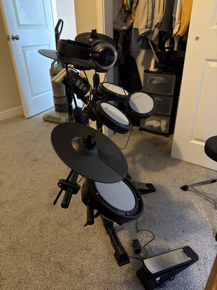 FESLEY Electronic Drum Set - Complete with Headphones, Excellent Condition