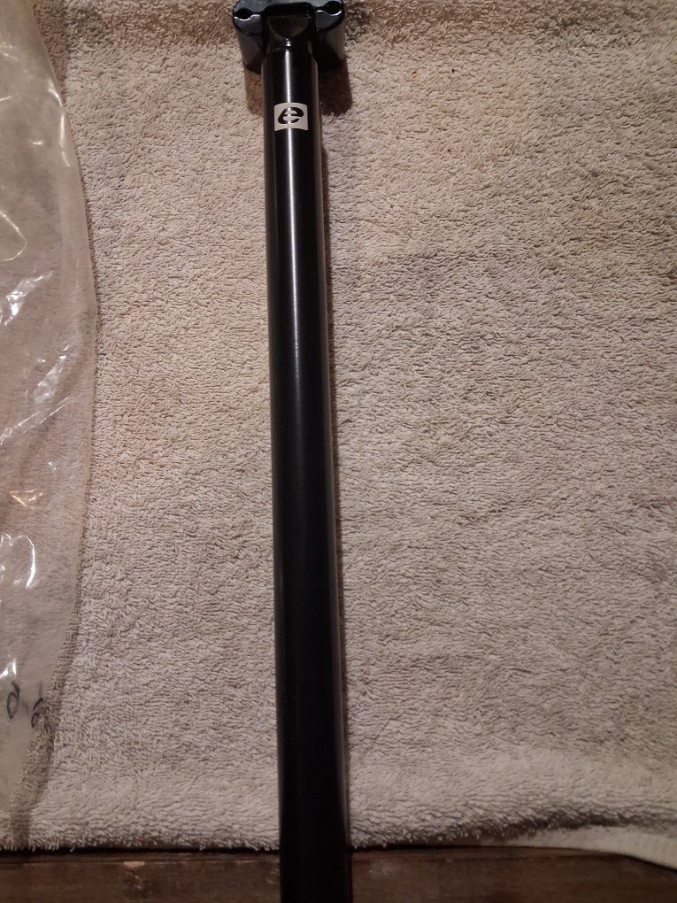 Gusset Pivotal Alloy Seatpost, a8⁸