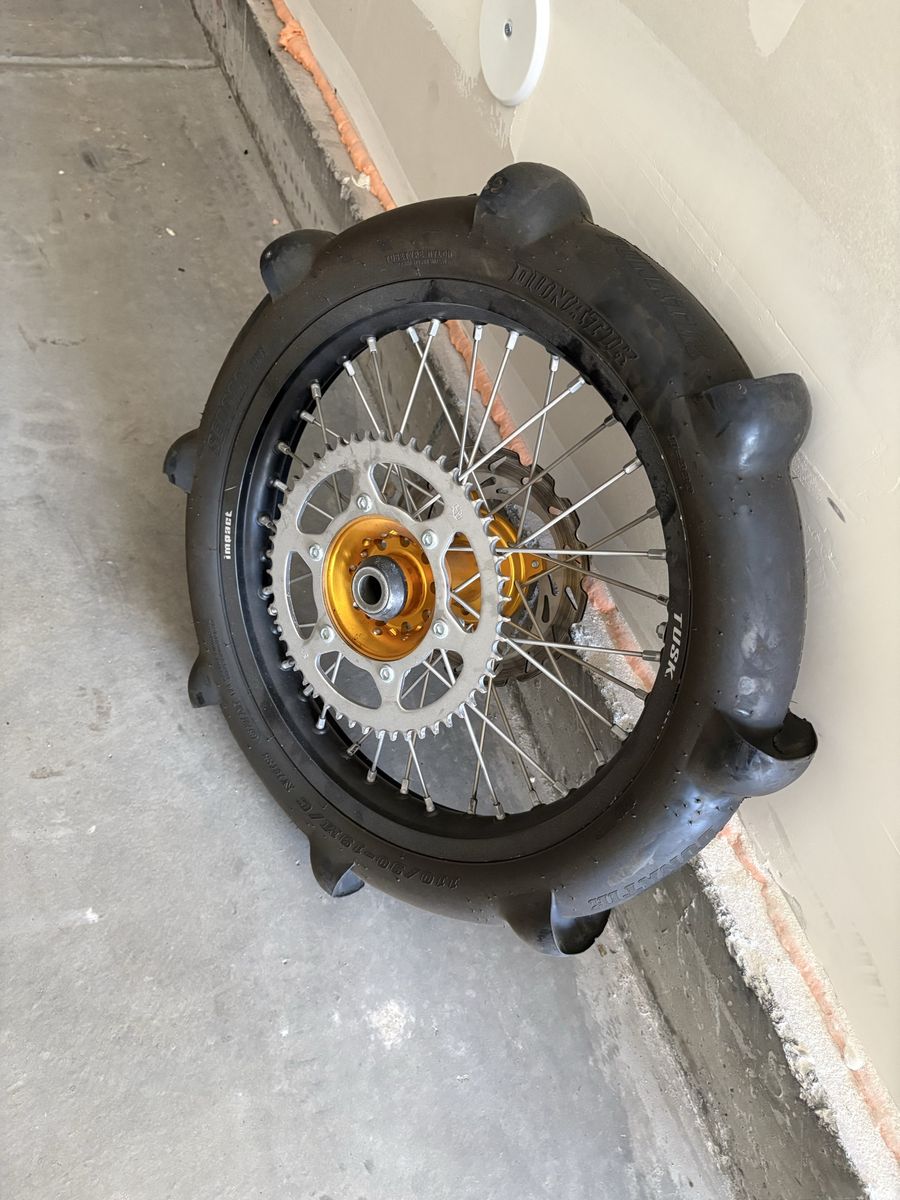 Paddle tire