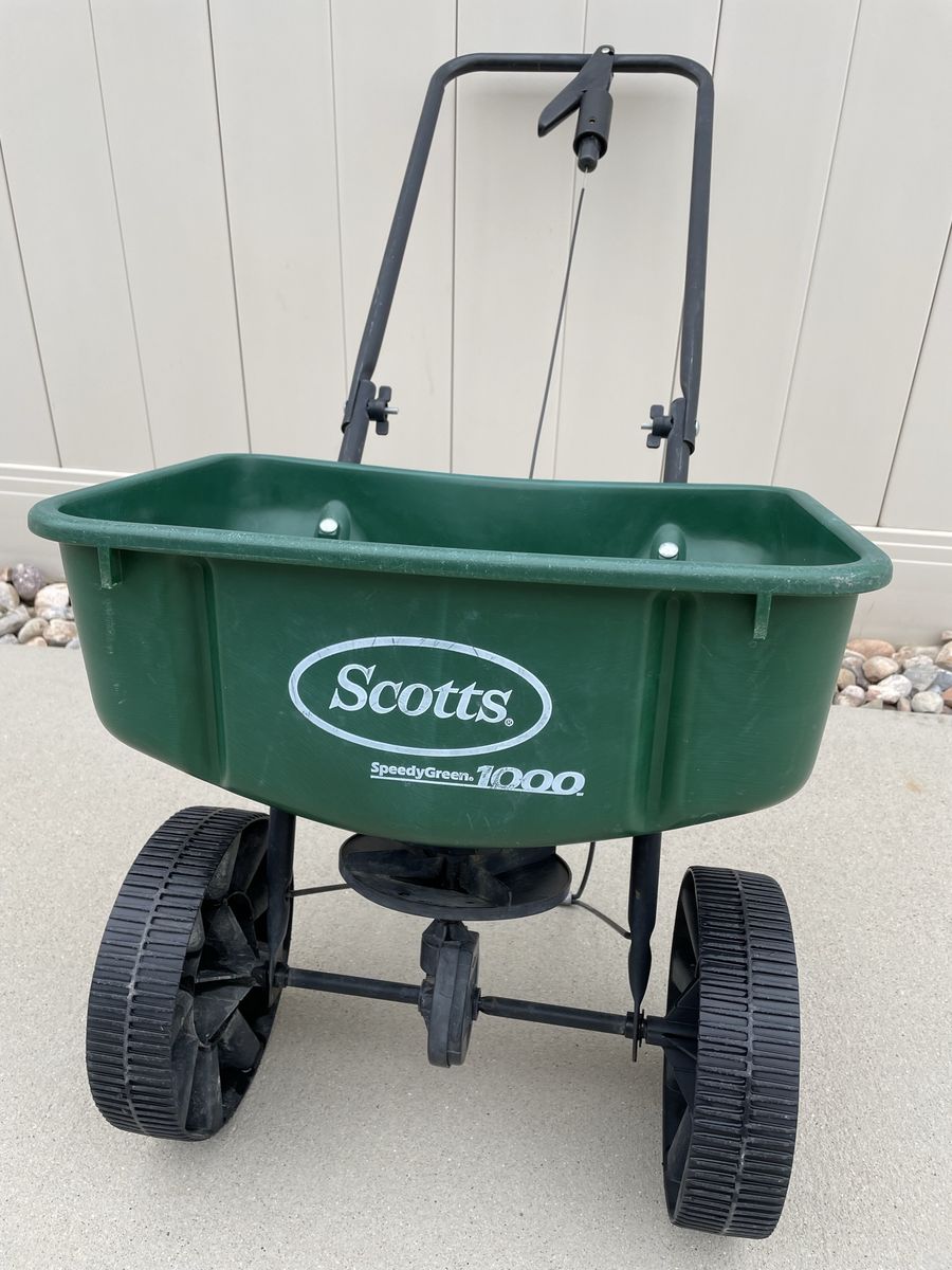 Scotts SpeedyGreen 1000 Broadcast Spreader - Walk-Behind Push Spreader for Seed & Fertilizer