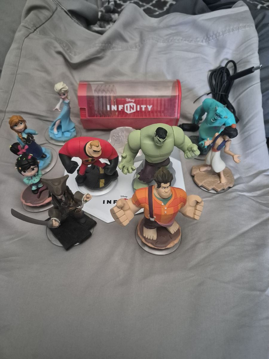 Disney Infinity Base and Figures