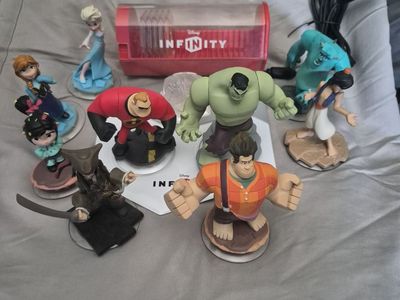 Disney Infinity Base and Figures