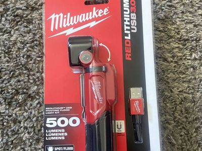 Milwaukee Redlithium USB Pivoting Flood Light Kit 2113-21
