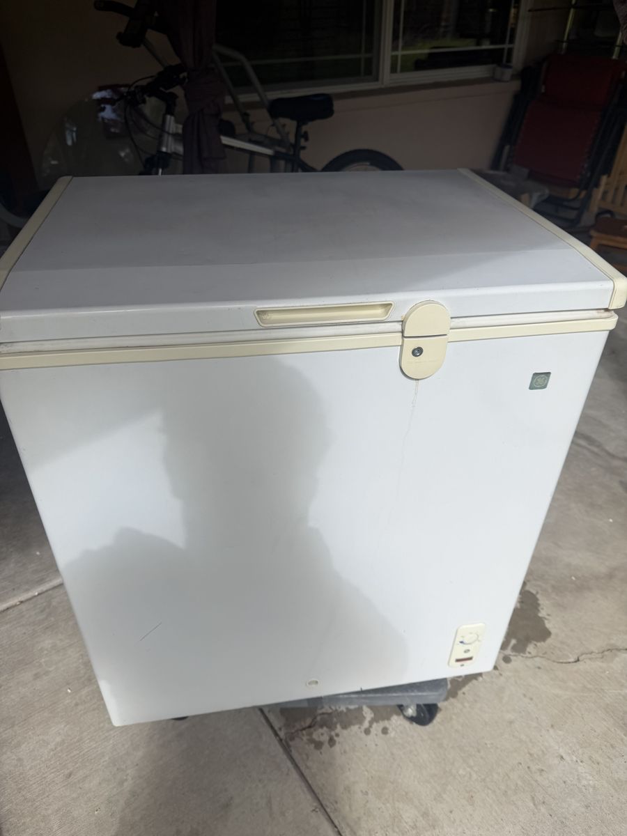 GE chest freezer, model no. FCM5DMCWH