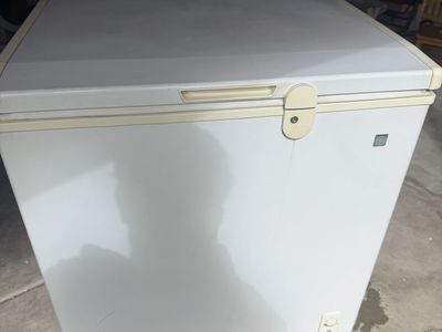 GE chest freezer, model no. FCM5DMCWH