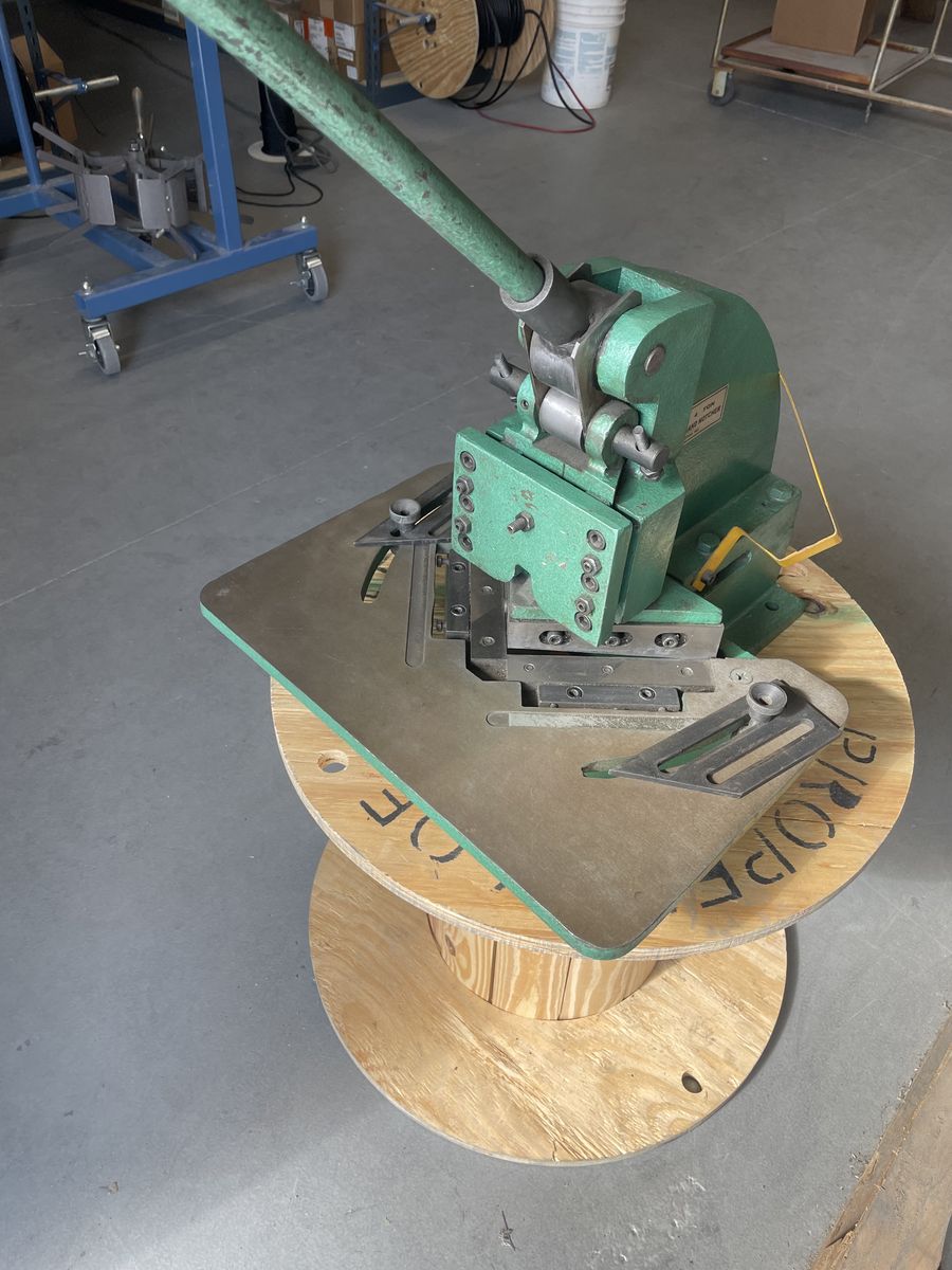 Grizzly 4 ton hand sheet metal notching machine