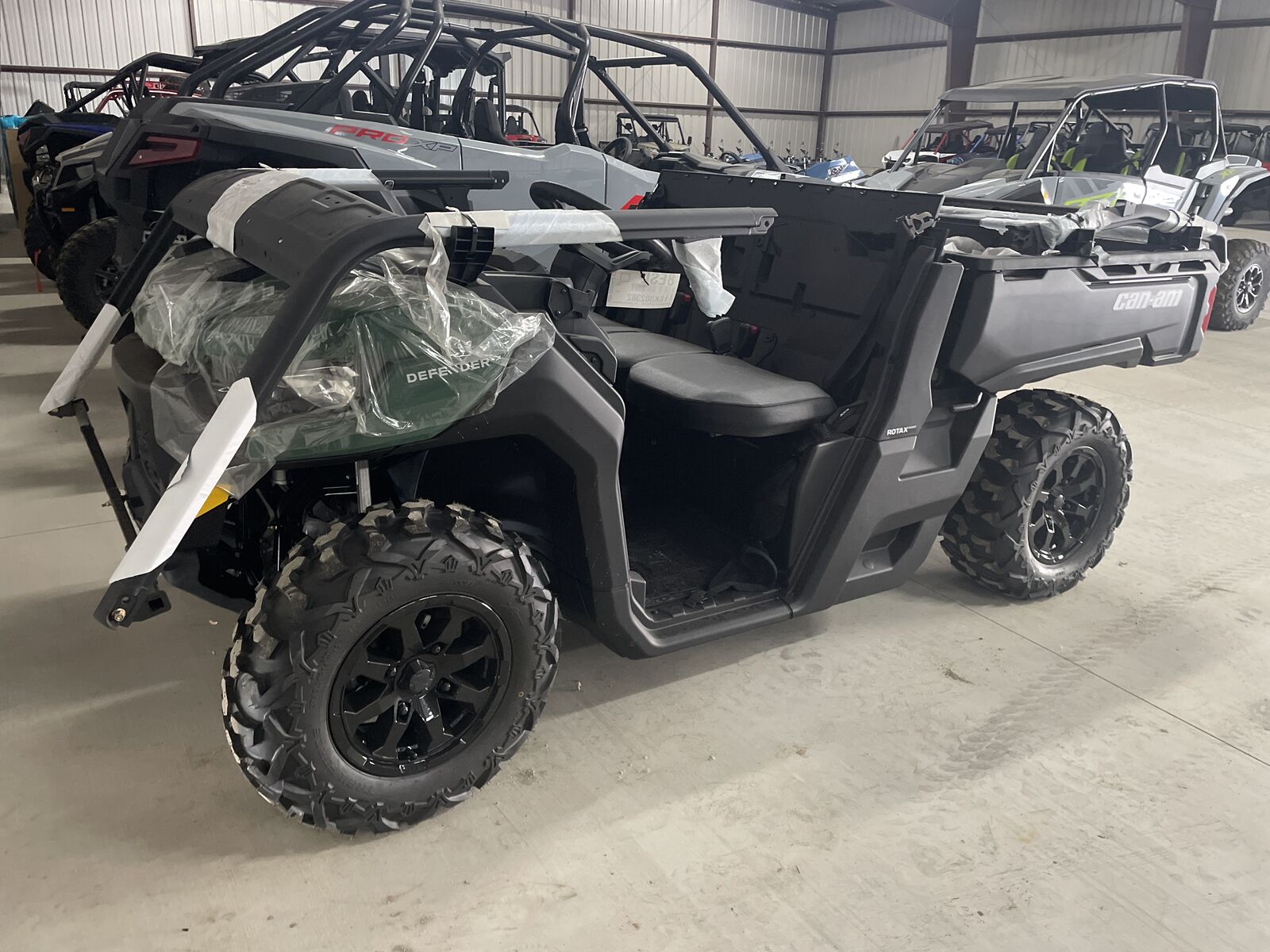2025 Can-Am Defender DPS HD9