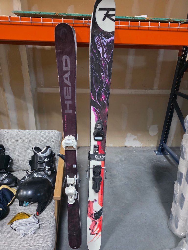 skis