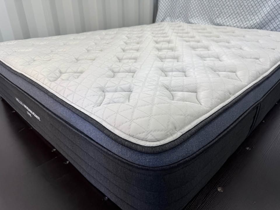 Helix Luxe Midnight Queen Mattress - Like New!