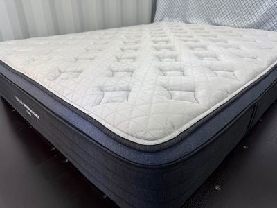 Helix Luxe Midnight Queen Mattress - Like New!