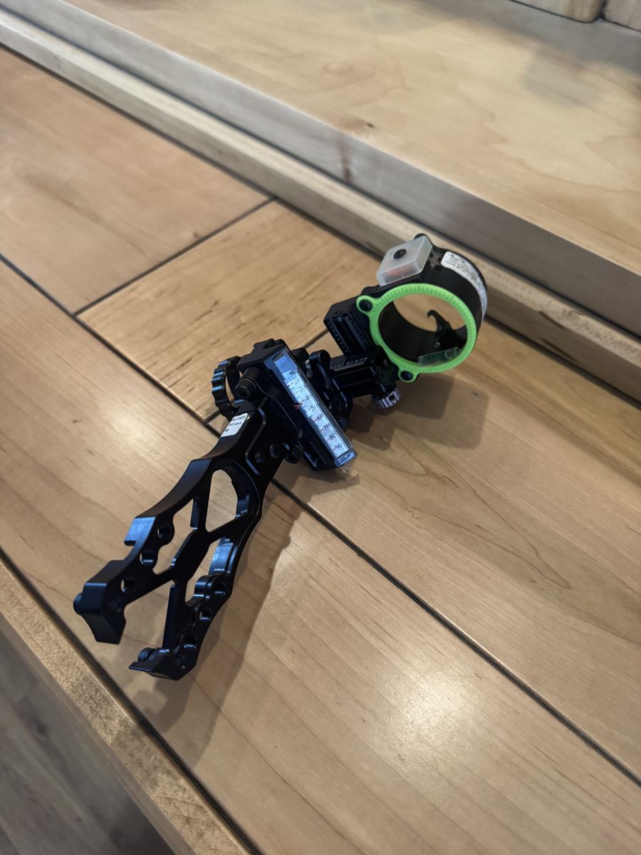 Left handed black gold single pin slider