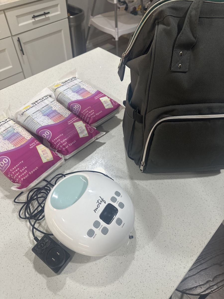 Motif Luna Womens Breast Pump w Milk Bags and Tote