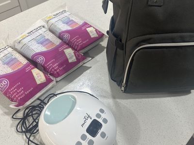 Motif Luna Womens Breast Pump w Milk Bags and Tote