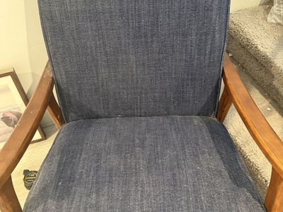 Mid-Century Style Wooden Rocking Chair – Needs Cleaning