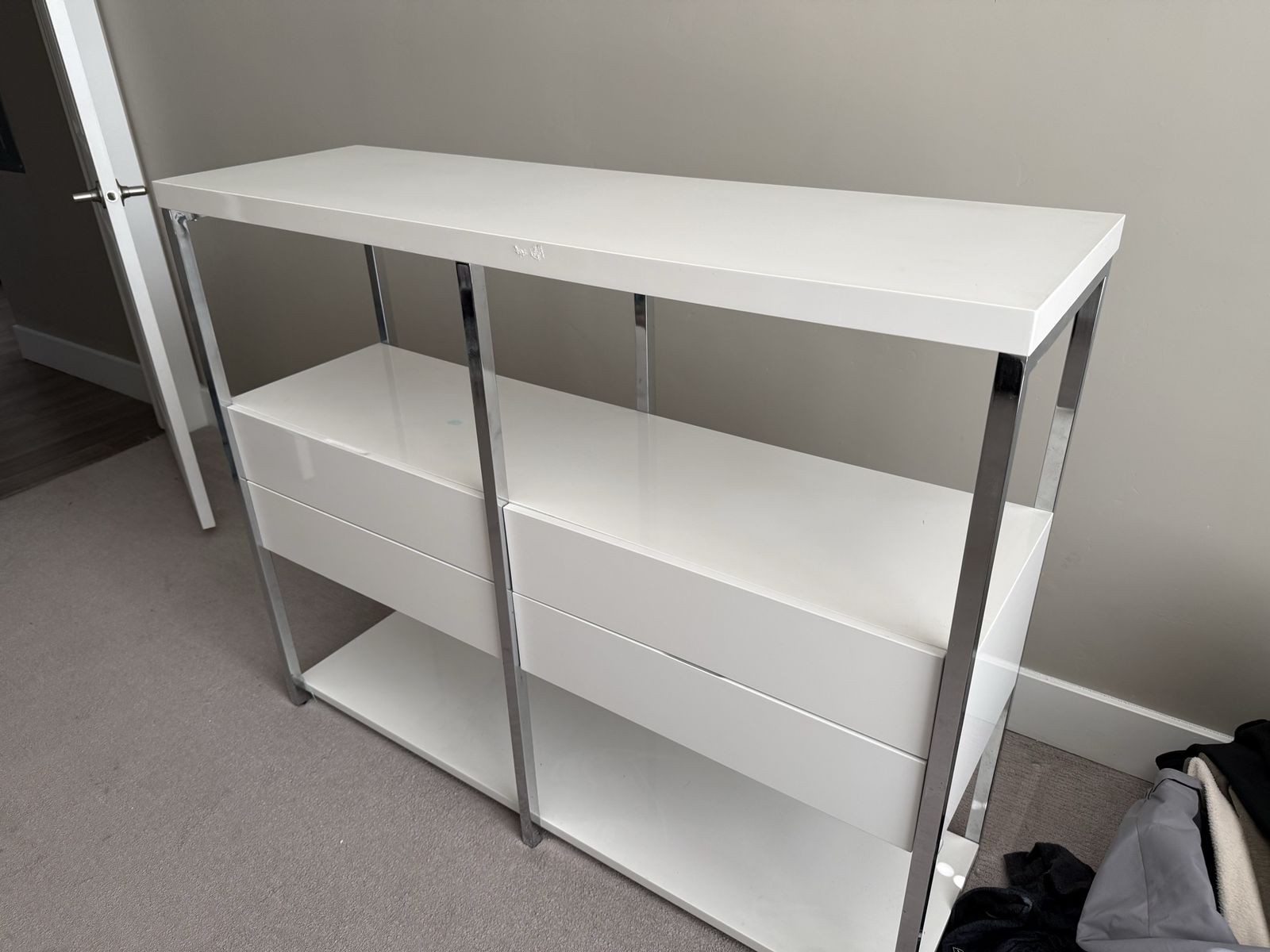 White and chrome lacquer table/TV stand