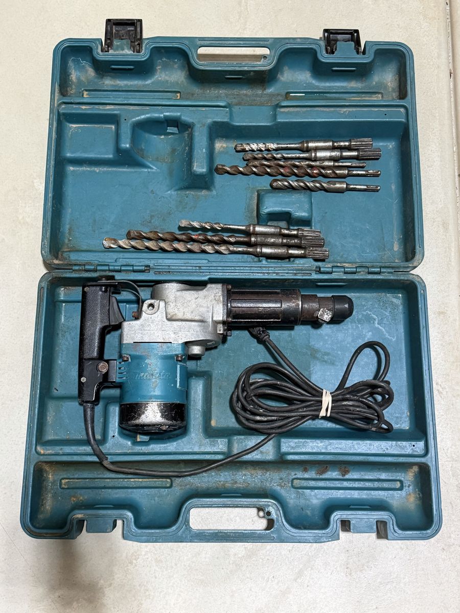 Makita HM1211B Demolition Hammer & Accessories