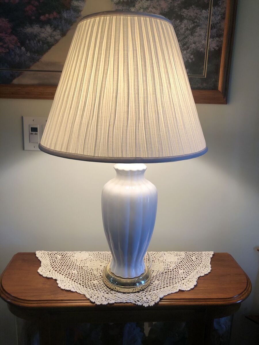 White Ceramic Table Lamp – Decorative & Functional (3-Way Bulb Included)