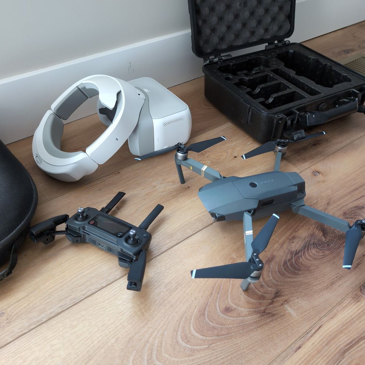 DJI Mavic Pro Drone + DJI FPV Goggles + Hard Cases