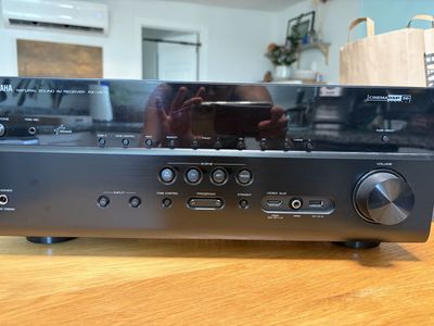 Yamaha Natural Sound AV Reciever RX-675 like new. No dust dings or scratches.