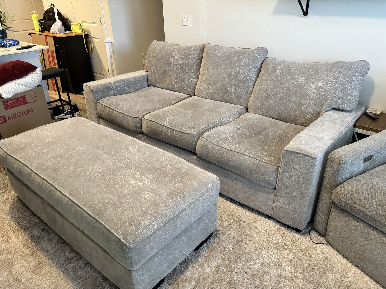 Spacious beige Sofa & Ottoman Set - RC Willey, Excellent Condition, Comfortable 3-Seater Couch with Matching Ottoman
