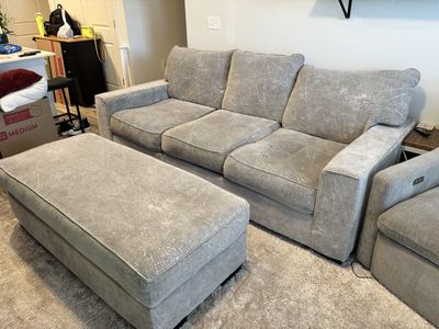 Spacious beige Sofa & Ottoman Set - RC Willey, Excellent Condition, Comfortable 3-Seater Couch with Matching Ottoman
