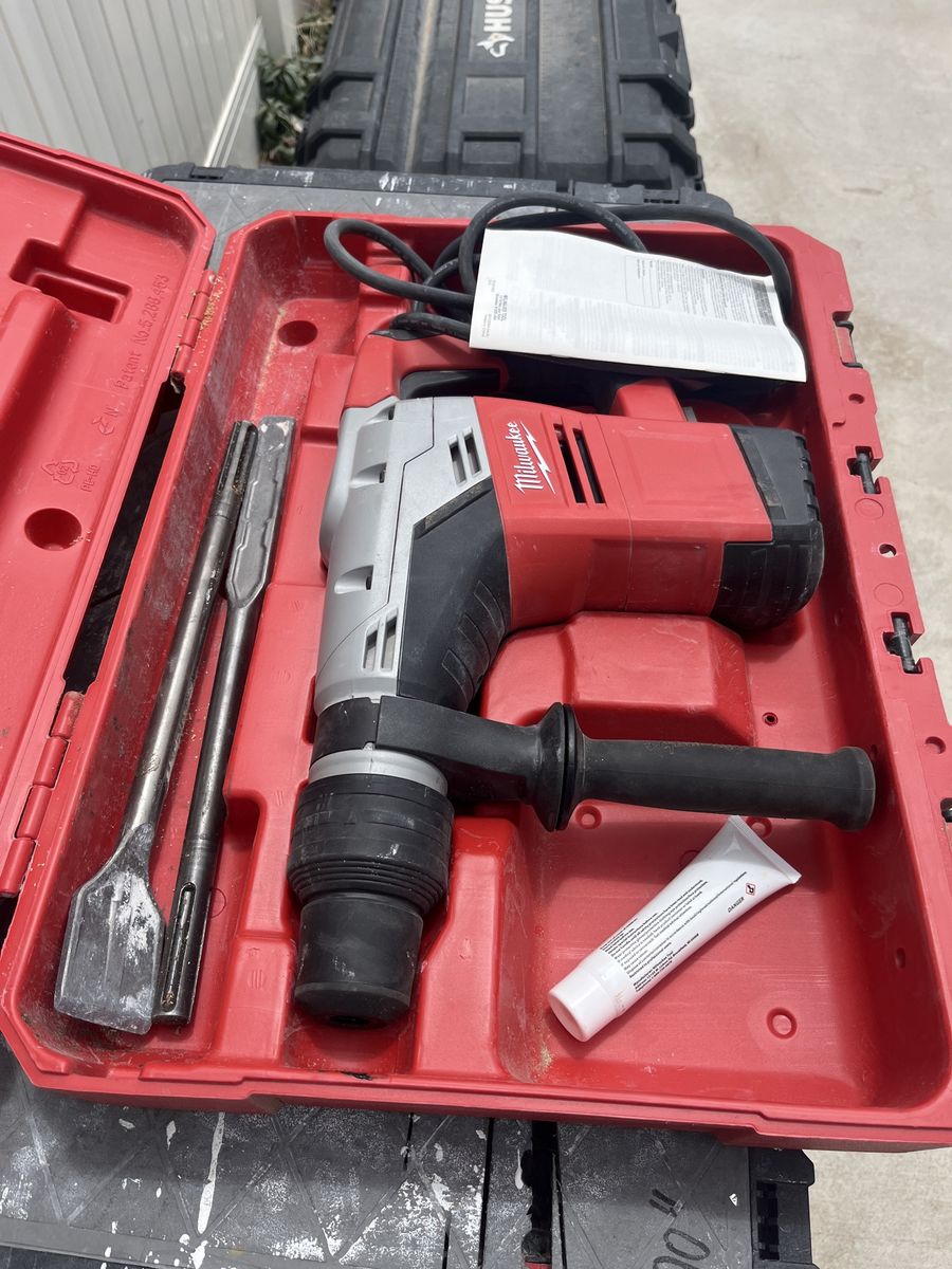 Milwaukee Rotary Hammer Drill Kit with Chisels and Case - Powerful Corded Electric Tool