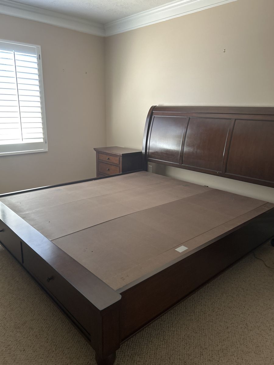 King size sleigh bed and dresser set
