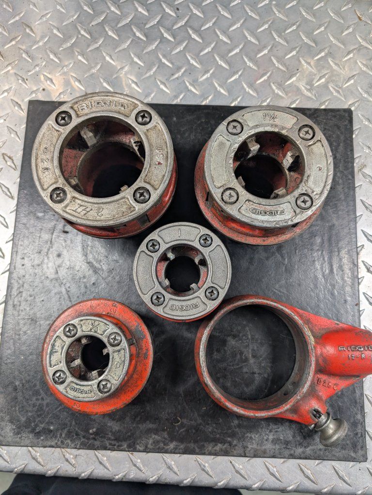 Ridgid 12-R Manual Exposed Ratchet NPT Pipe Threader Set (3 Die Heads, Alloy Dies)