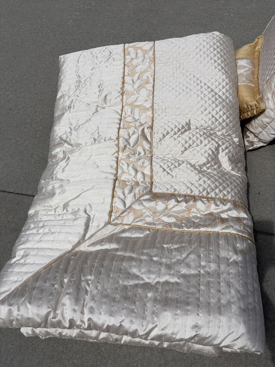 Queen Size Comforter and Decorative Pillows