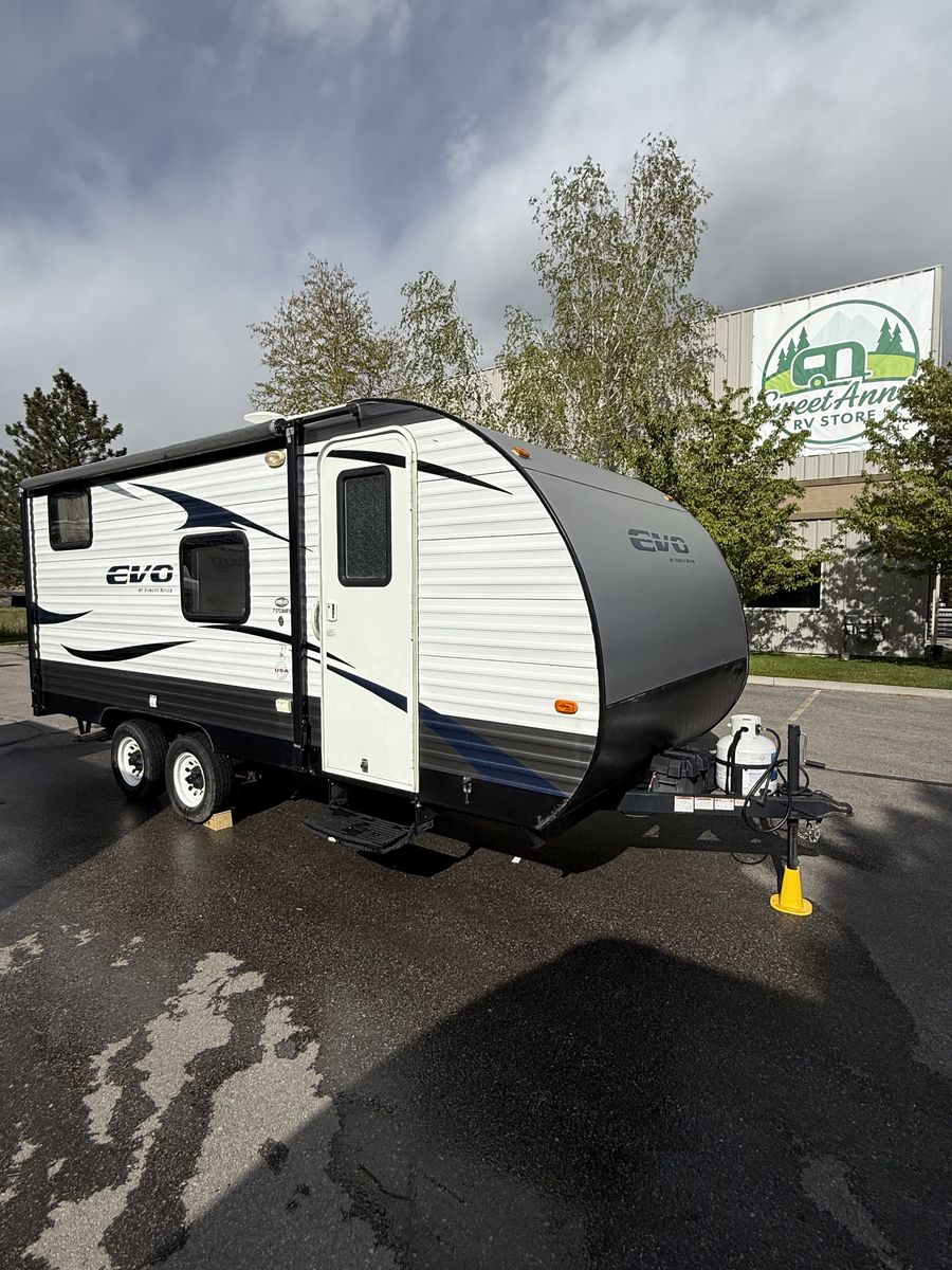 2017 Forest River Evo 172BH Bunk Bunkhouse Travel Trailer with Bunks