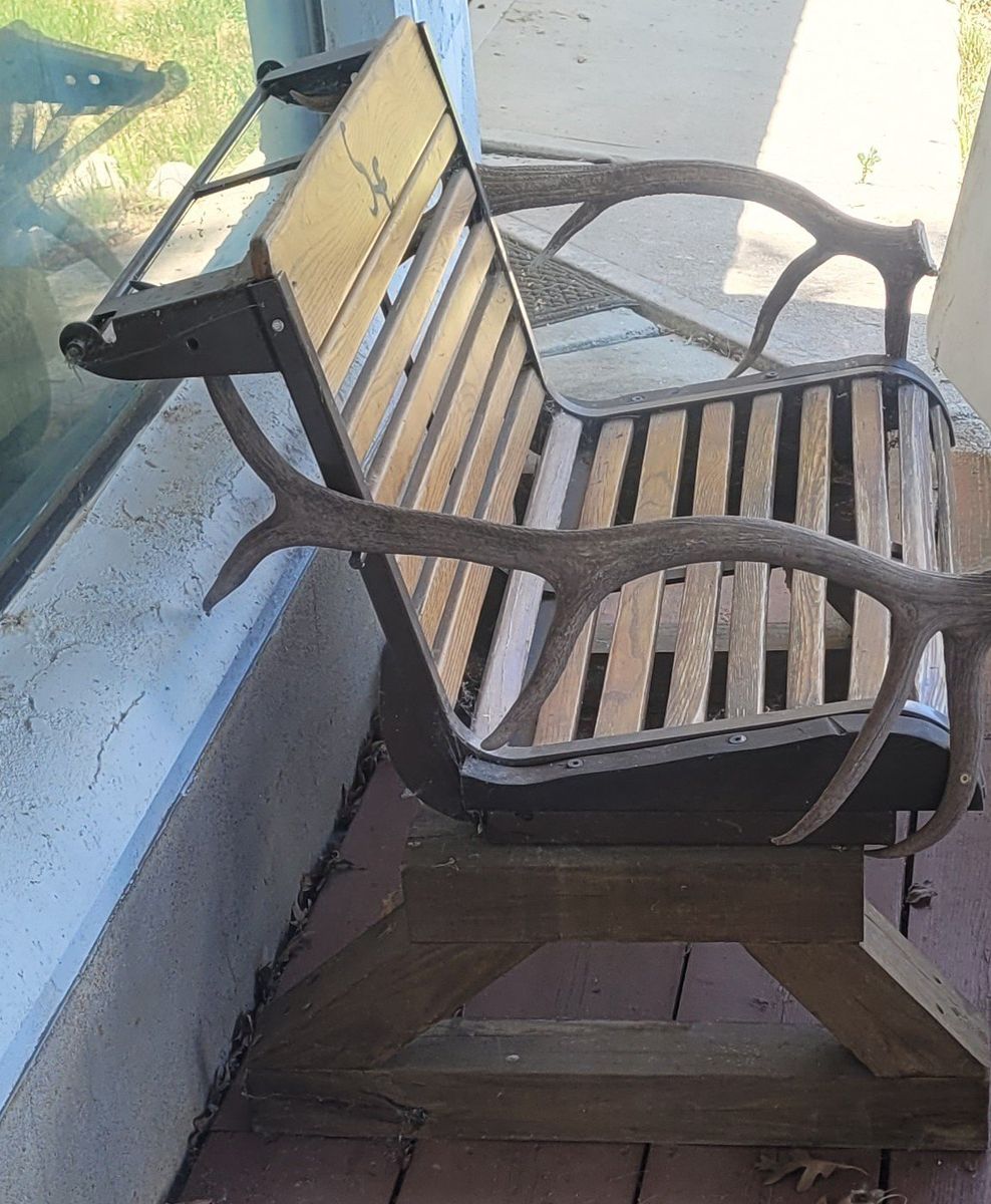 Ski chair with elk antler armrests - Rustic Outdoor/Indoor Seating. The ski chair is from 1970. Very comfortable.