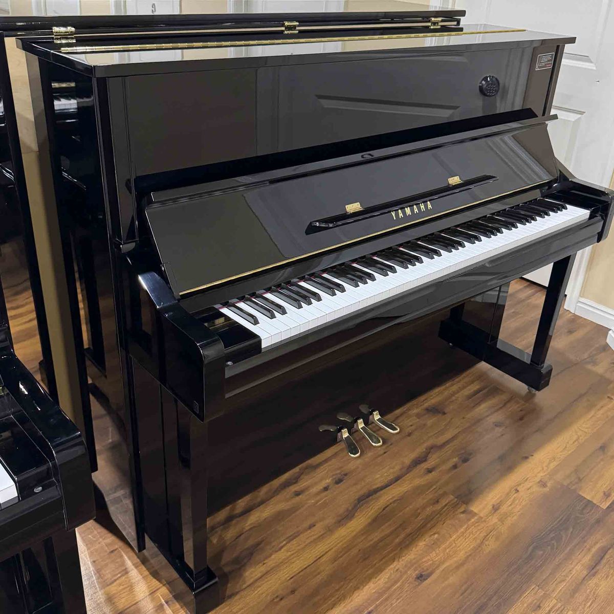LIKE NEW YAMAHA UPRIGHT PIANO