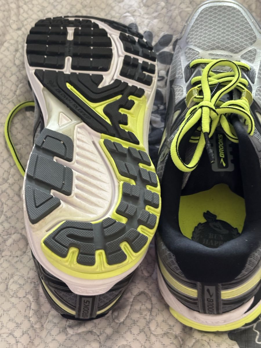 Brooks tennis shoes