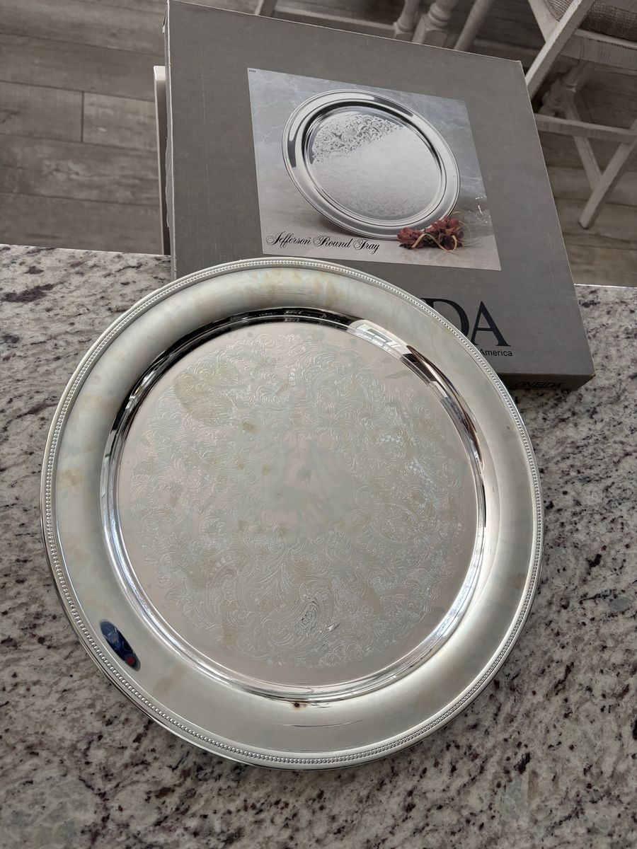 Oneida Jefferson Round Silver Plated Serving Tray with Box