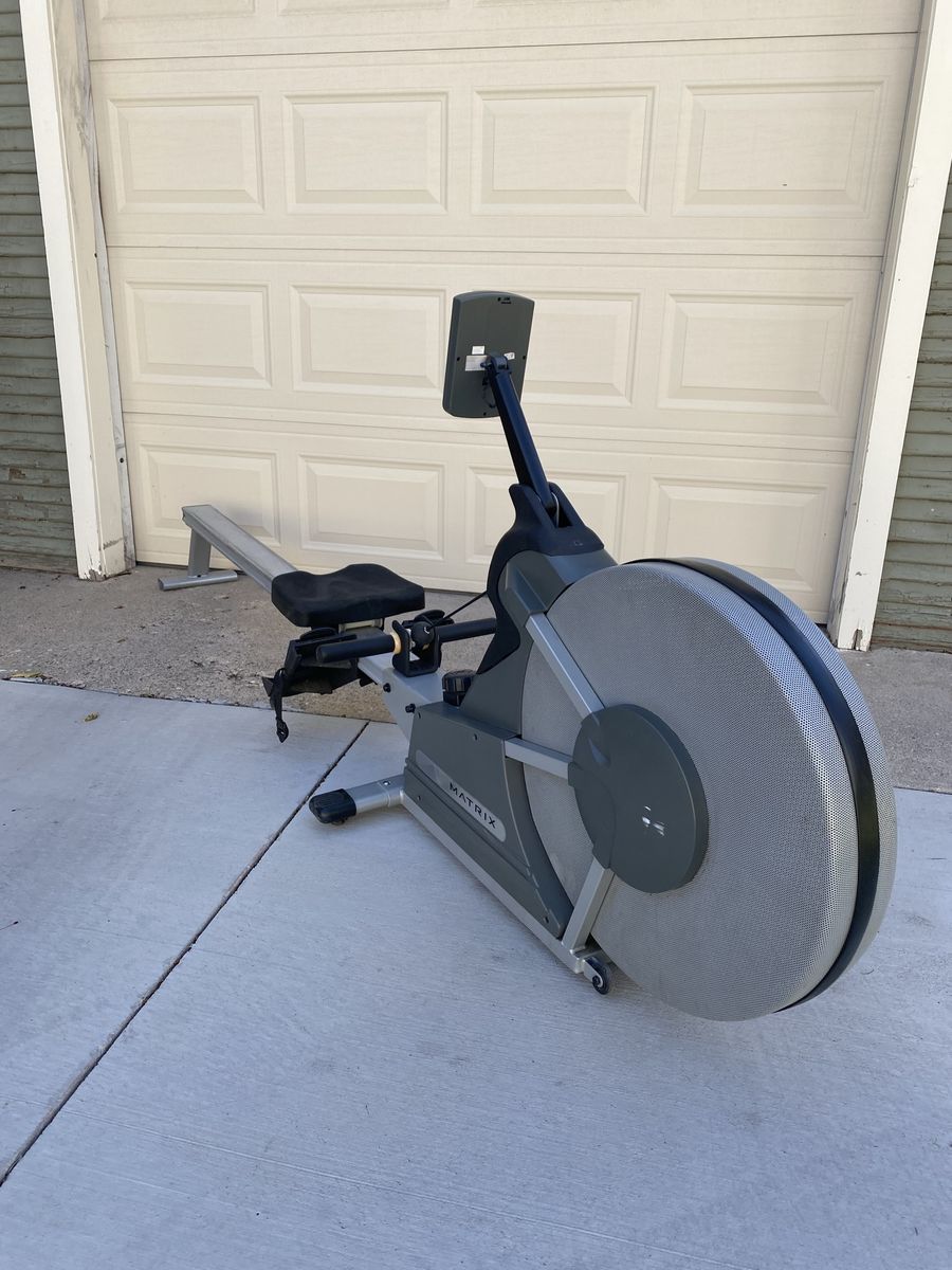 Matrix MX-Rower-01 Rowing Machine - Excellent Condition, Full Body Workout FREE