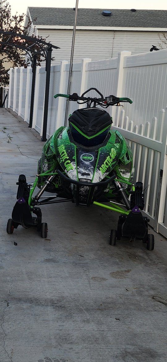 Arctic Cat Mountain Cat 8000 Snowmobile - Green, Used Good