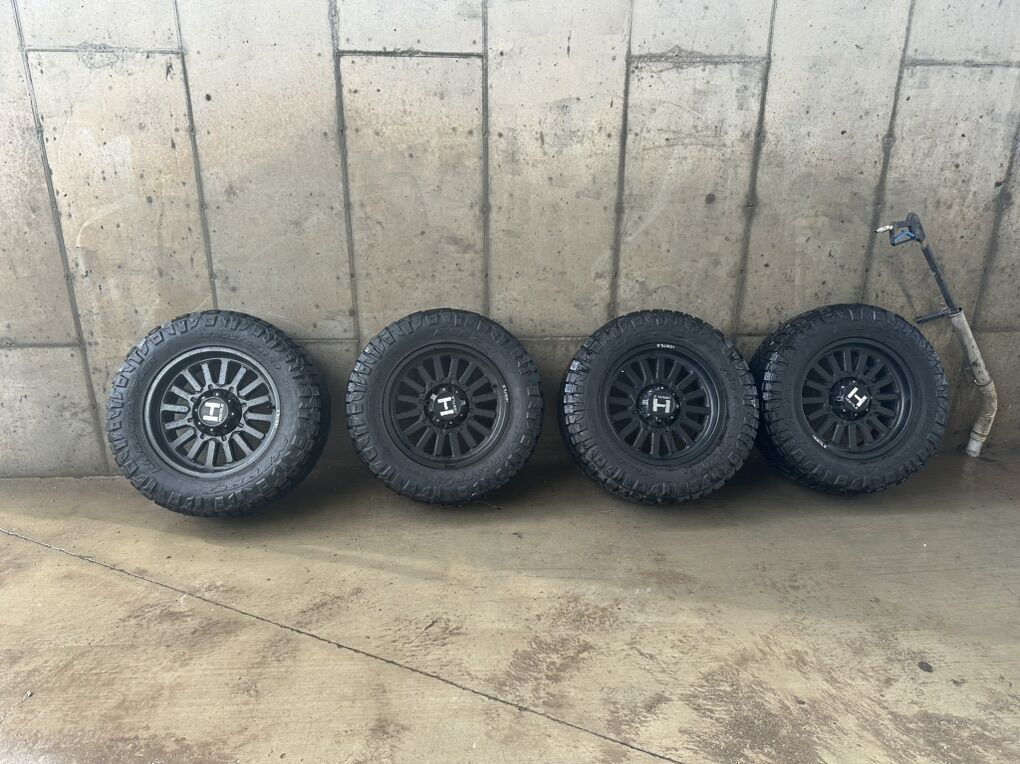 20x10 Hostile Titans 8x170 Ford Lug Pattern