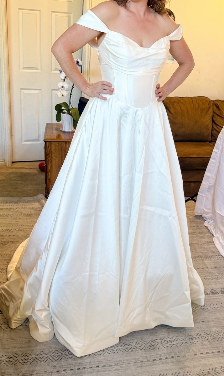 Luxe Privée Wedding Dress – Size 8 – Ivory – New