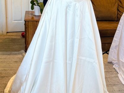 Luxe Privée Wedding Dress – Size 8 – Ivory – New