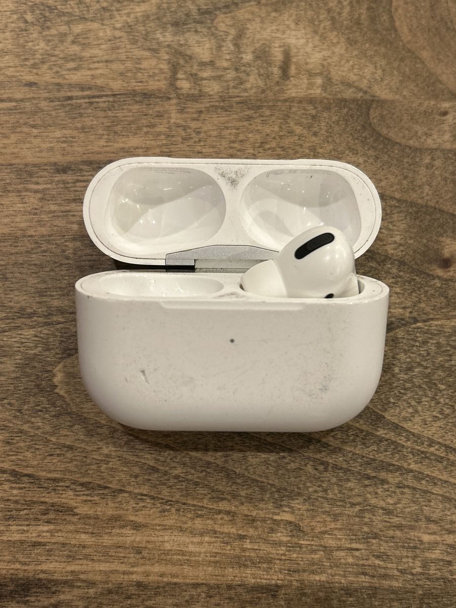 AirPod Pro Gen 1 - Right earbud and case only