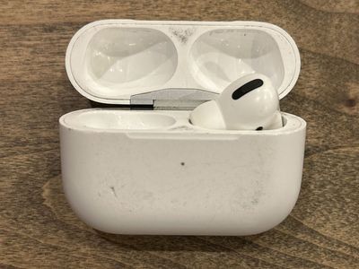 AirPod Pro Gen 1 - Right earbud and case only