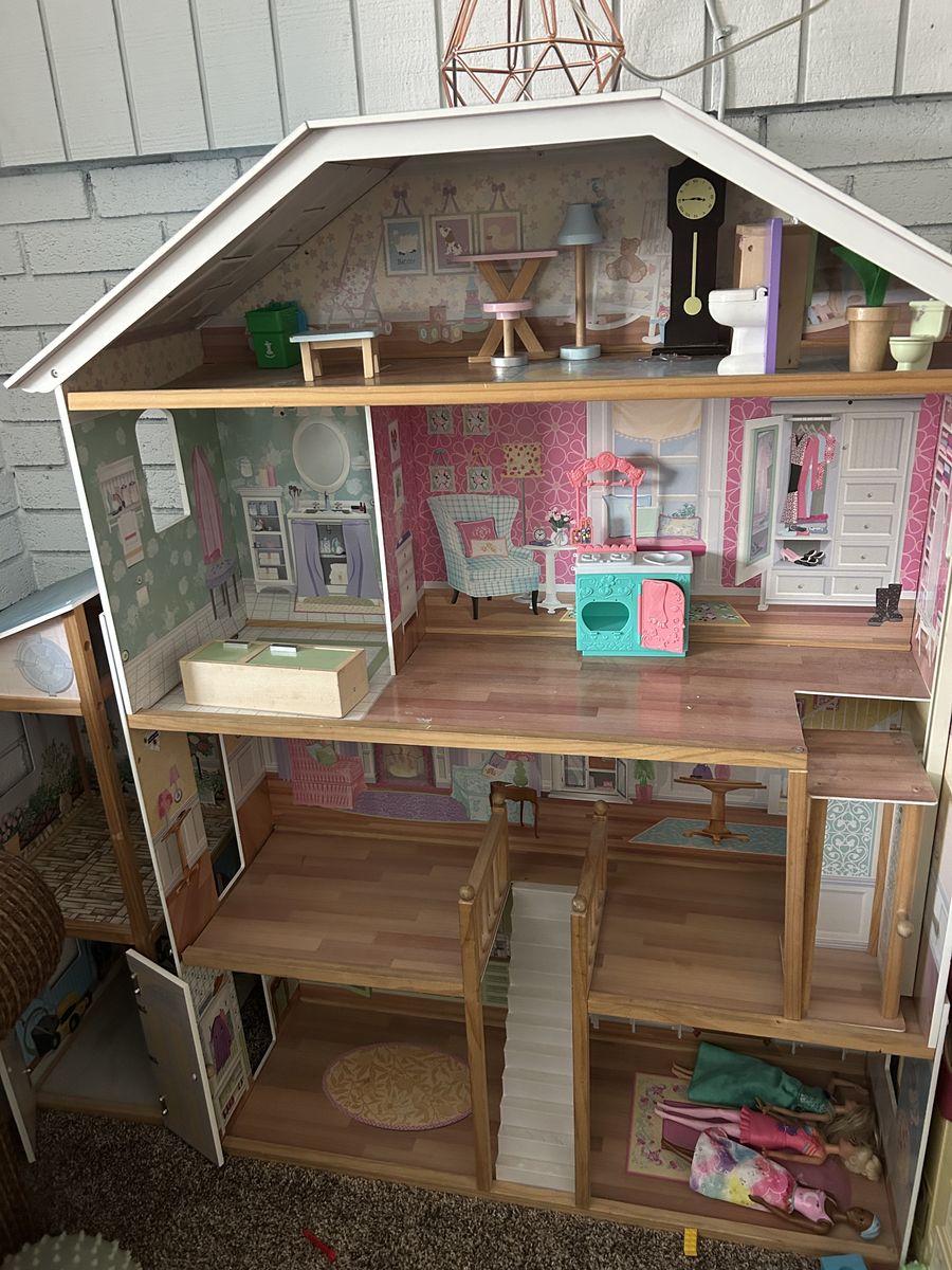 Free Barbie dollhouse