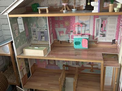 Free Barbie dollhouse