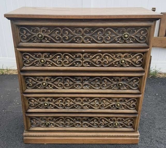 Darling dresser
