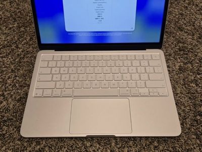 MacBook Neo 256gb / Silver!