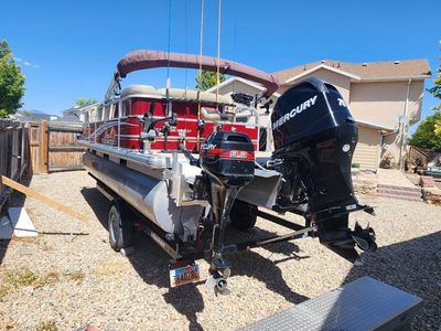 20' Sun Tracker Party Barge DLX floating lounge fish slayer