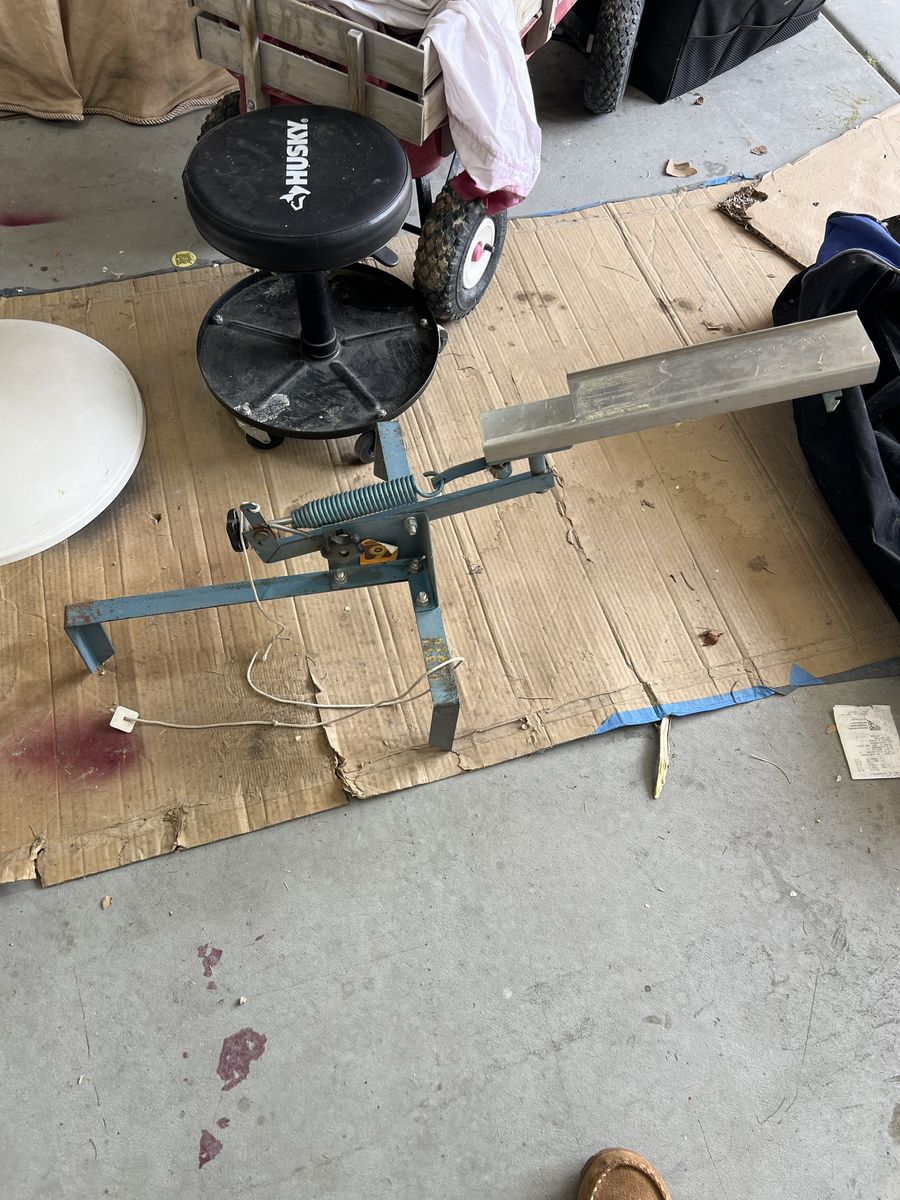 Clay pigeon thrower and discs