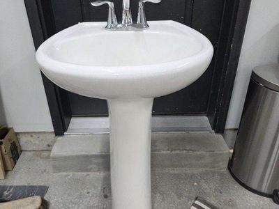 Pedestal Sink, with Moen faucet good condition.