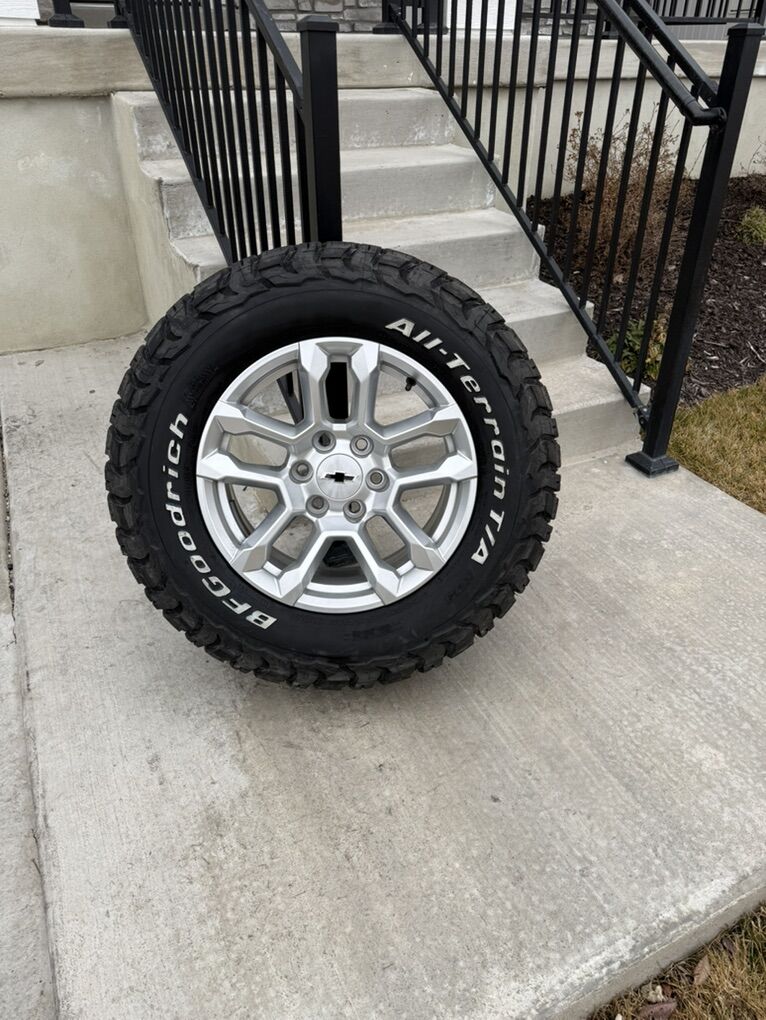 Chevy Silverado 1500 Rims and Tires 275/65R18