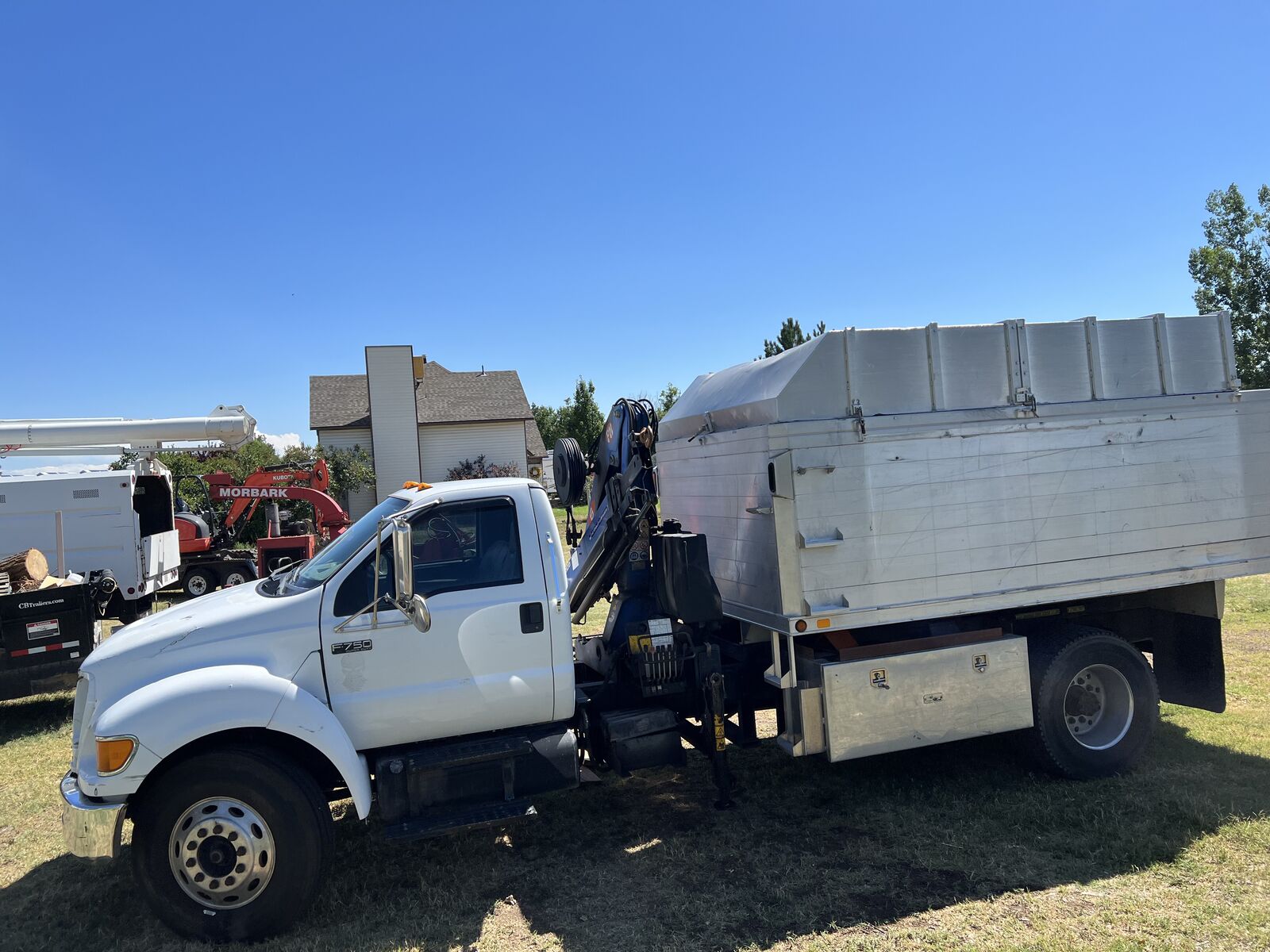 CHIPPER TRUCK KNUCKLE BOOM GRAPPLE TRUCK